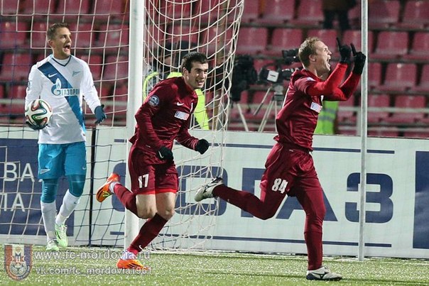 Олег Власов и Дудиев празднуют гол в ворота Зенита